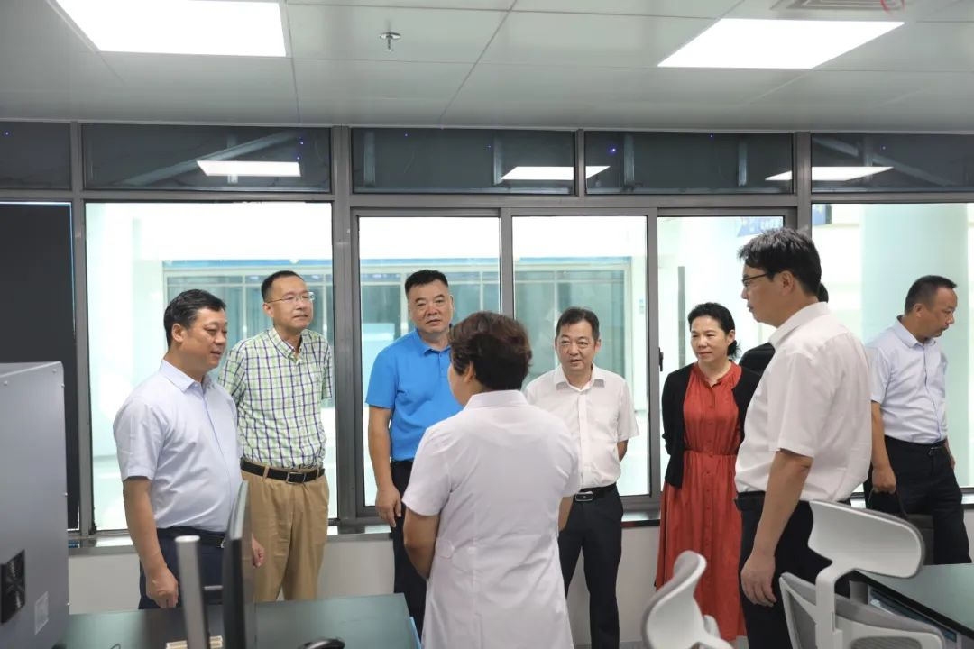 縣委書記、縣長實地調(diào)研，解決群眾“看病難、看病貴、看病煩”的問題