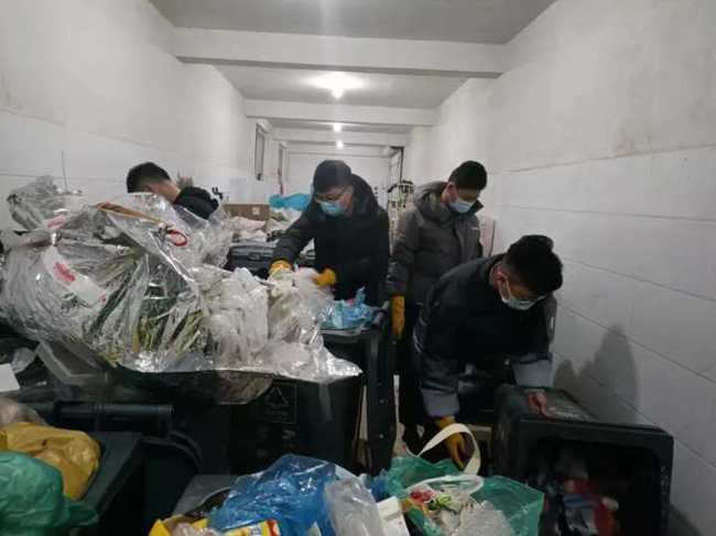 舍友翻垃圾站2小時幫女生找回金耳釘