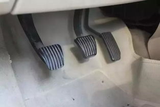 踩汽車油門踏板多少