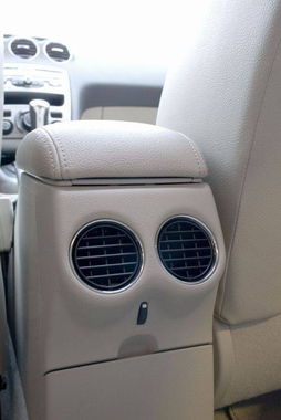 汽車后排音量降低多少
