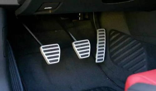 汽車(chē)踩油門(mén)踩多少