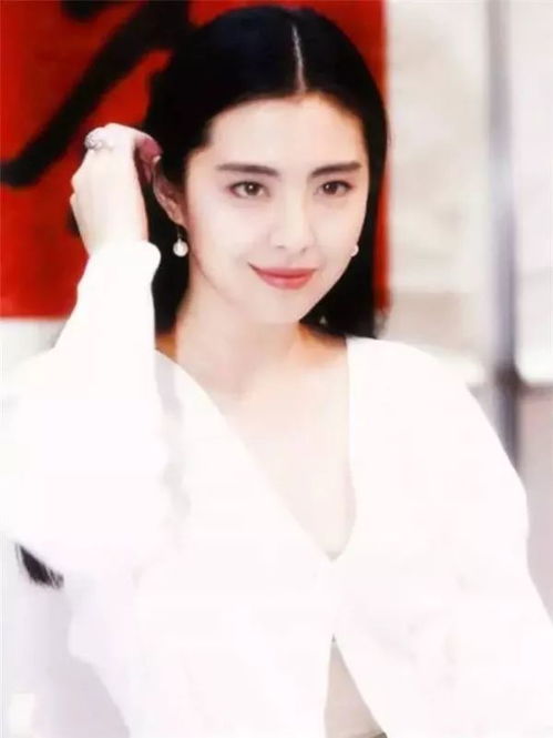王祖賢現(xiàn)身上海 眉眼美麗氣質(zhì)優(yōu)雅