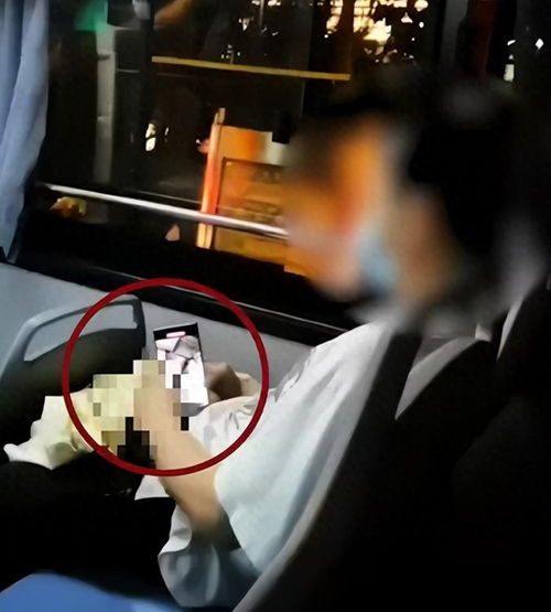 男子裸露下體偷進(jìn)房間藏在女生床下