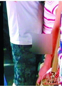 男子裸露下體偷進(jìn)房間藏在女生床下
