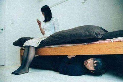 男子裸露下體偷進(jìn)房間藏在女生床下