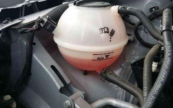 汽車副水箱多少升水