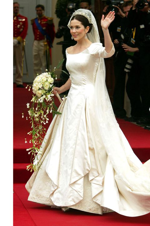 新娘身穿9.9米非遺婚服驚艷亮相