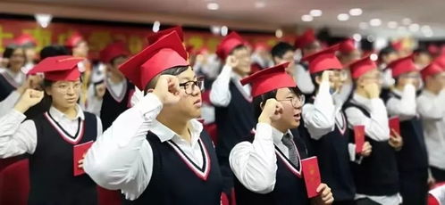老師幫學生“把頭發(fā)梳成大人模樣”
