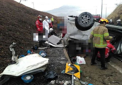 高速連環(huán)車禍 白車將另一車壓下面