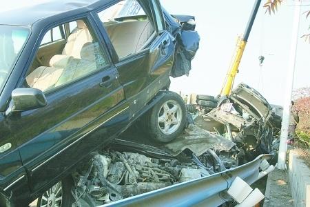 高速連環(huán)車禍 白車將另一車壓下面