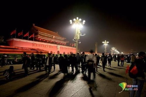 游客為舉國旗夜爬男子照亮上山路
