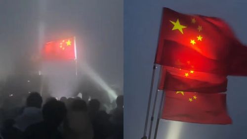 游客為舉國旗夜爬男子照亮上山路