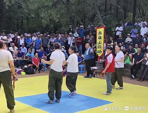 西班牙游客在濟(jì)南民間跤場“切磋”