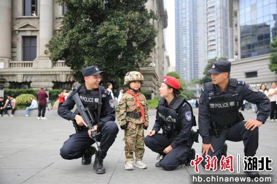 南昌特警持續(xù)“接單”幫游客拍照