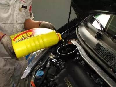 汽車機(jī)油多少得添加
