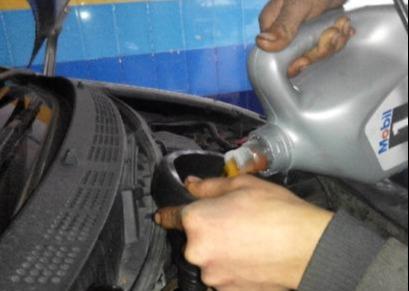 汽車機油多少合適圖解