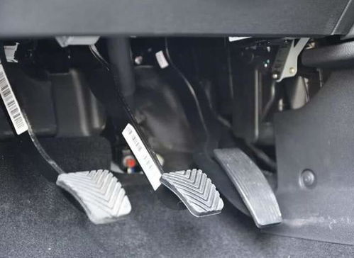 汽車踩油門角度多少