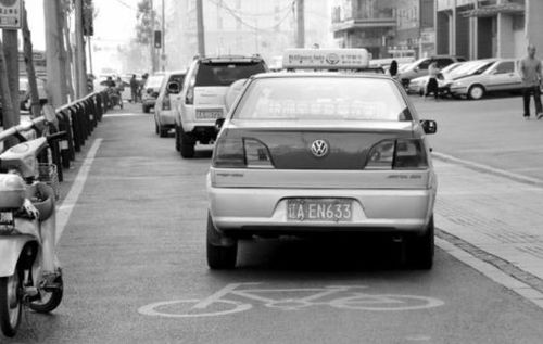 汽車違規(guī)停放扣多少 汽車違規(guī)停放扣多少