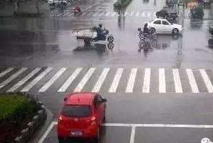 紅燈停車汽車電壓多少