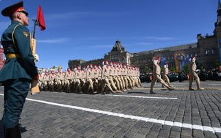 俄女兵亮相紅場：短裙軍裝 英姿颯爽