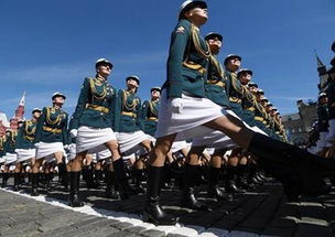 俄女兵亮相紅場：短裙軍裝 英姿颯爽