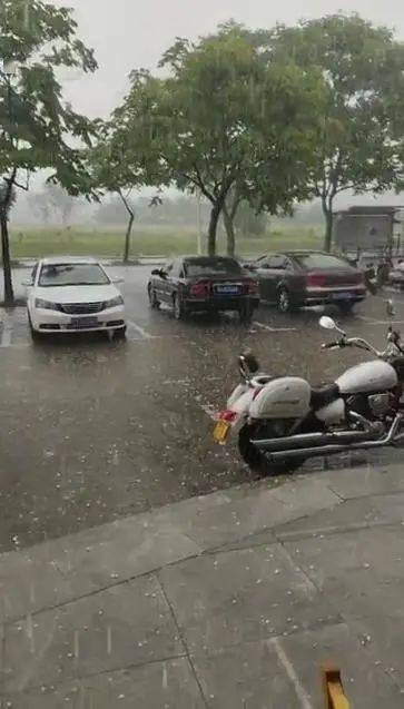 西安突降冰雹 二手車(chē)商稱(chēng)多車(chē)被砸